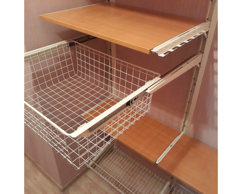 Маленькая гардеробная с вешалом для плечиков